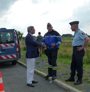 Le préfet (ici avec le capitaine Joannès, commandant en second de l'EDSR) a demandé aux forces de l'ordre "d'être particulièrement mobilisés et de faire acte de fermeté" à l'occasion du chassé-croisé de ce week-end