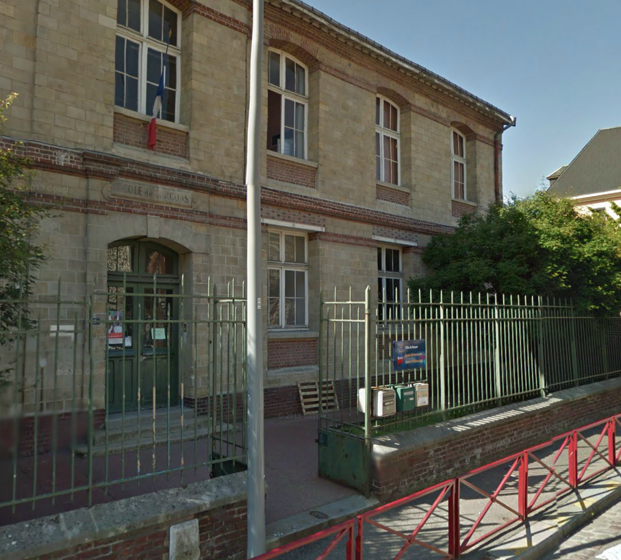 Les voleurs étaient en train d'escalader la grille de l'école lorsque les policiers sont arrivés (@Google Maps)