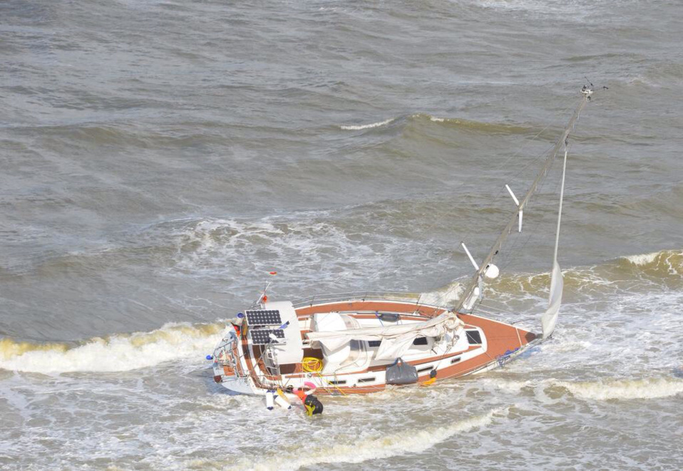 Le voilier s'est échoué au large du littoral du Pas de Calais, avec deux personnes à bord et un chat (Photo Marine nationale)