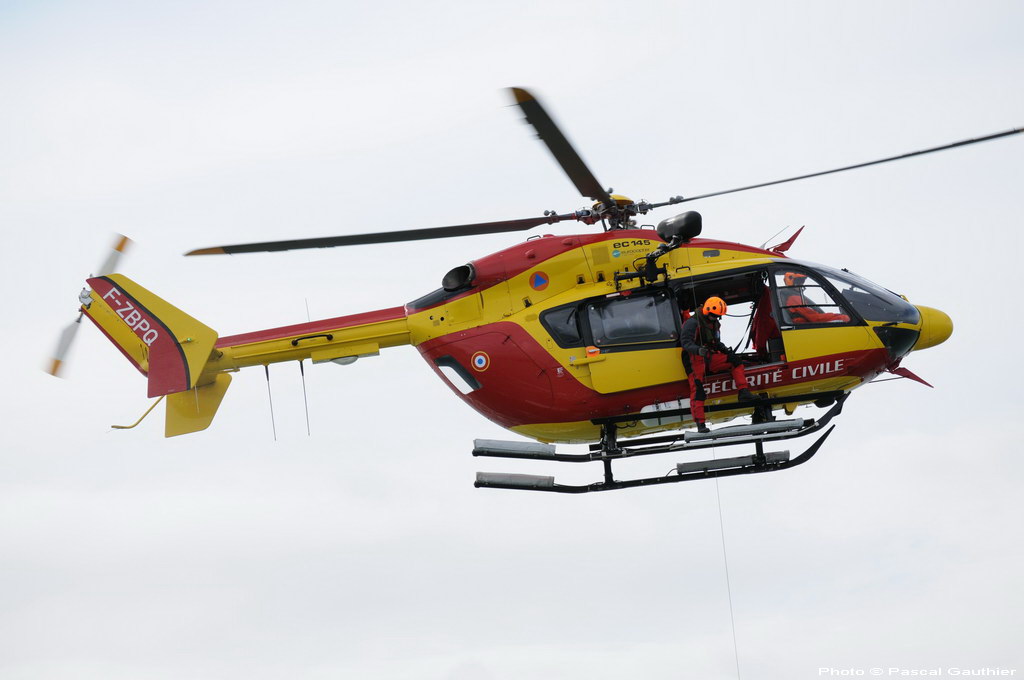 L’hélicoptère Dragon 50 de la Sécurité civile avec à son bord une équipe médicale du Service mobile d’urgence et de réanimation (SMUR) maritime de Granville est intervenu à la demande du CROSS Jobourg (Photo DR)