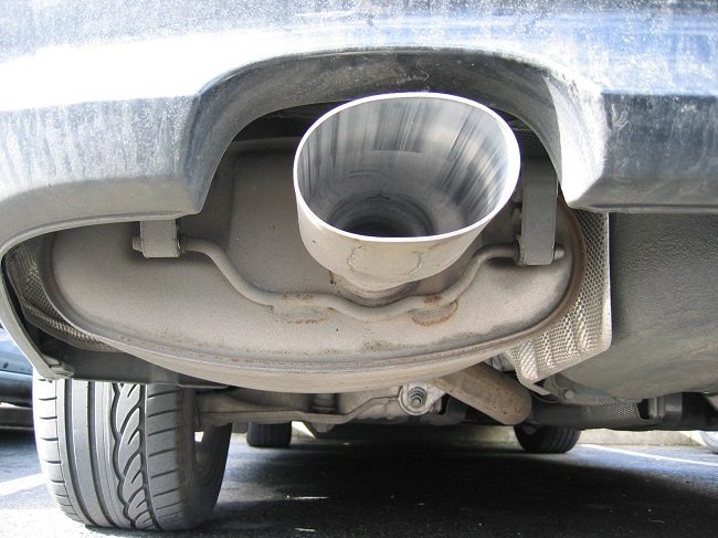 Yvelines. Allongé sous une voiture, le voleur découpait le pot catalytique en pleine nuit à Versailles