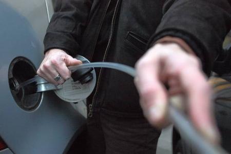 Selon les policiers, les voleurs s'apprêtaient à siphonner le réservoir d'un camion avant d'être mis en fuite (Photo d'illustration)