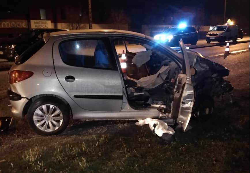 Le passager avant de cette voiture a succombé à ses blessures après avoir été éjecté - Photo © Sdis76