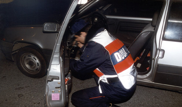 En fouillant la Peugeot, les douaniers ont découvert 30 savonnettes de résine de cannabis (Photo d'illustration)