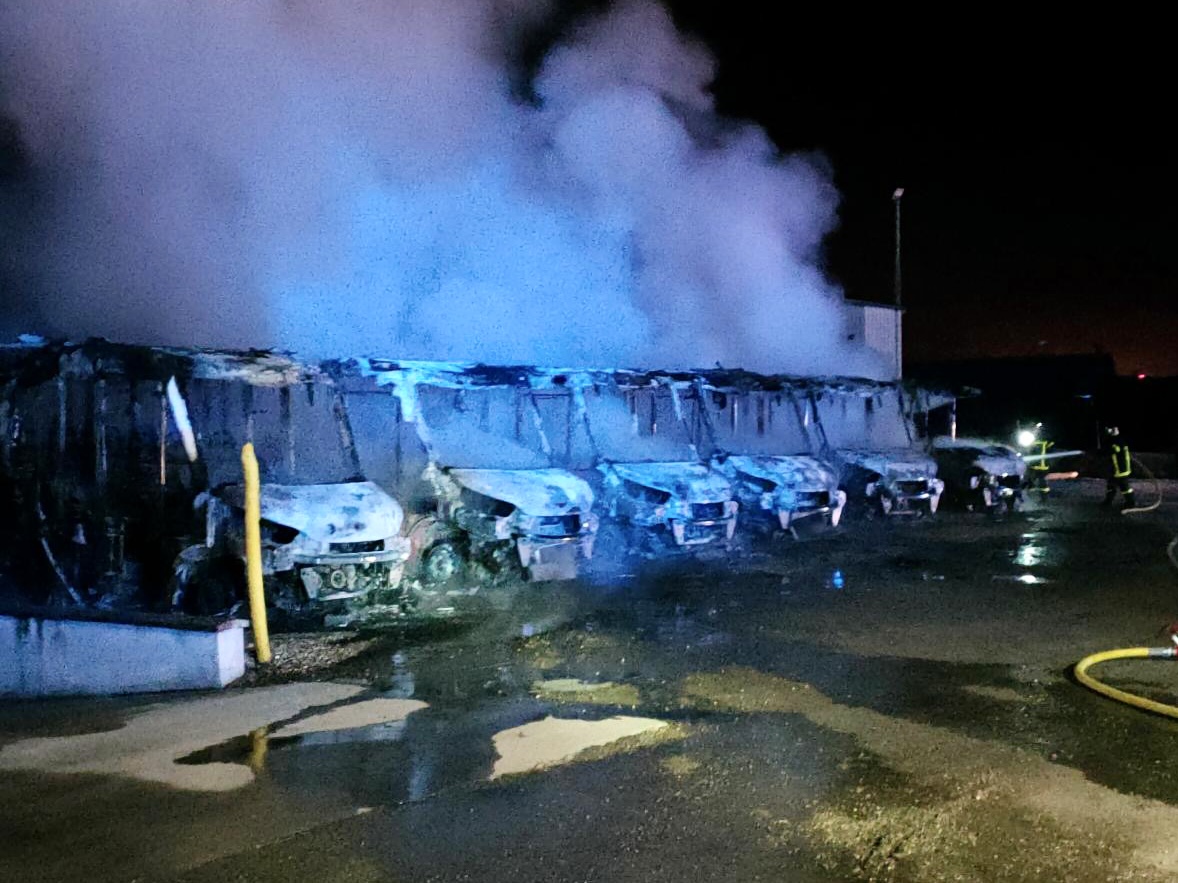 Plusieurs véhicules ont été détruits par les flammes - Photo @ Sdis76