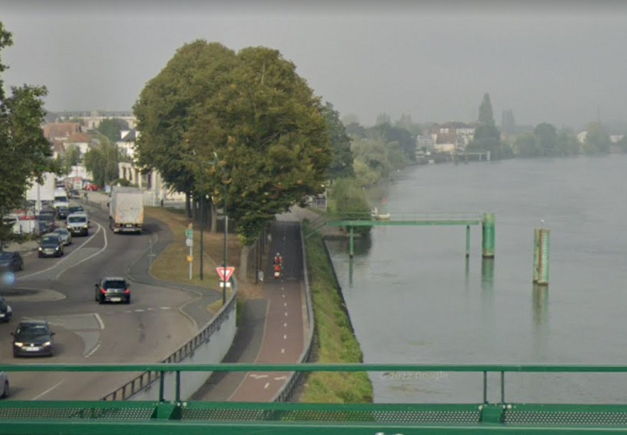 Le jeune homme est tombé dans la Seine en aval du pont Clemenceau. Son corps n'avait pas été retrouvé ce vendredi matin - Illustration © Google Maps