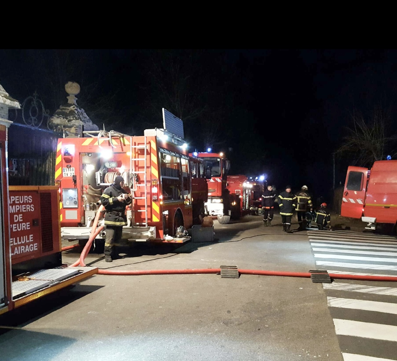 Entre 60 et 80 sapeurs-pompiers venus de 12 casernes du département ont été engagés sur le lieu de l'incendie - Illustration © infoNormandie