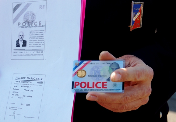 Les policiers sont munis d'une carte professionnelle infalsifiable (Photo d'illustration)