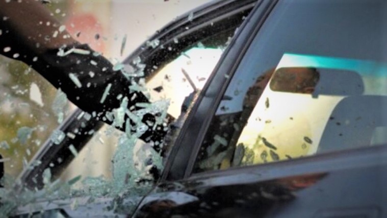 Le roulottier a cassé la vitre du véhicule pour dérober les objets à l'intérieur - Illustration