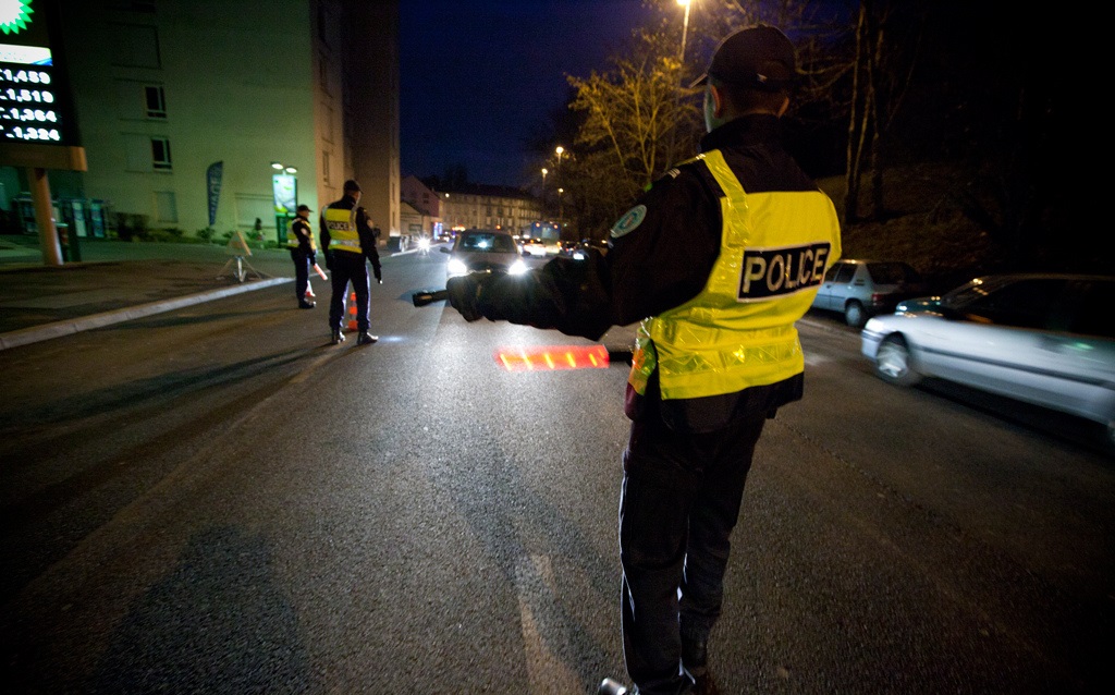 Les policiers ont dû se jeter sur le bas côté pour ne pas être percutés par le véhicule du fuyard qui aurait foncé délibérément sur eux (Photo d'illustration DGPN)