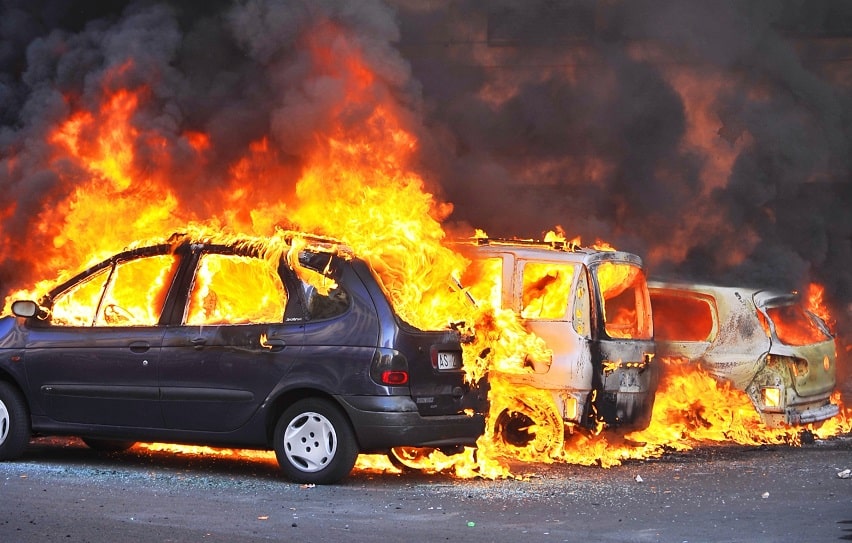 Plus d'une centaine de véhicules ont été brûlés dans l'enceinte de plusieurs concessionnaires automobiles à Evreux depuis le début de l'année - Photo d'illustration © Adobe Stock