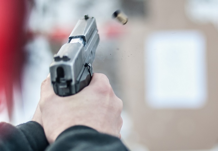 L'arme munie de cartouches à blanc a été retrouvée dans une poubelle - Illustration © Adobe Stock