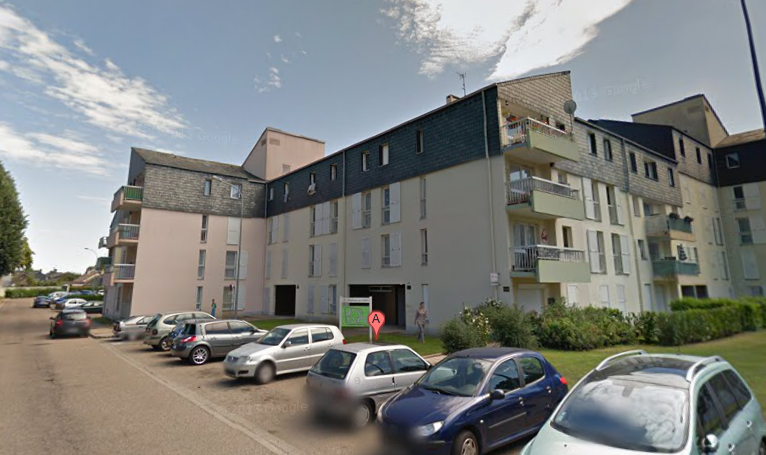La victime habitait dans un appartement du rez-de-chaussée d'un immeuble de résidence de l'Oison, à l'entrée de la rue Claude Monet, à Saint-Pierre-lès-Elbeuf (@Google Maps)