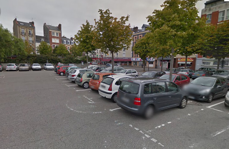 Les deux jeunes gens traversaient la place Danton, en centre-ville du Havre, lorsqu'ils ont été encerclés par un groupe d'inconnus qui en voulaient à leur enceinte (@Google Maps)