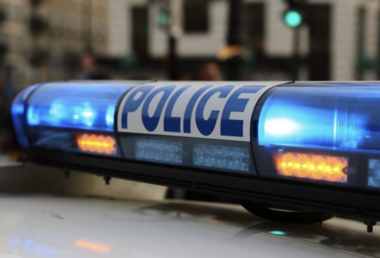 Il accroche très légèrement la voiture de police en tournant à droite -Illustration © Adobe Stock