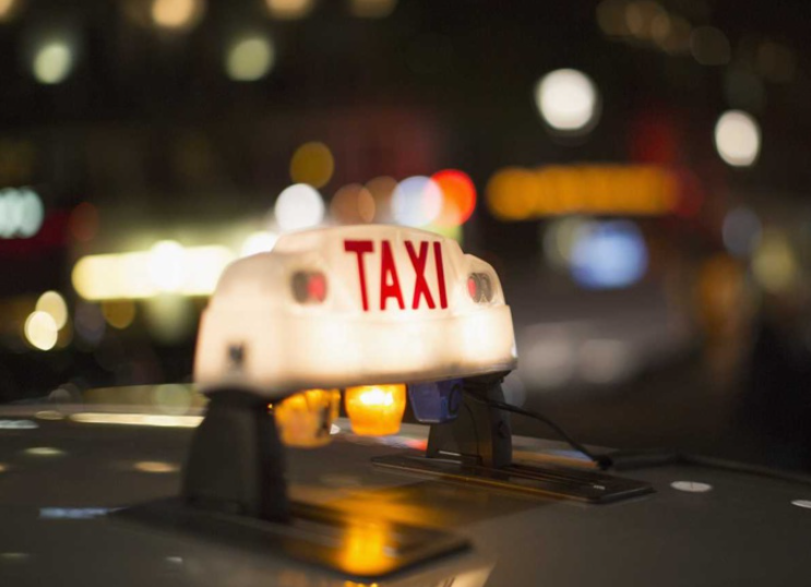 Le chauffeur de taxi devait déposer plainte après l'agression dont il a été victime - Illustration © Adobe Stock