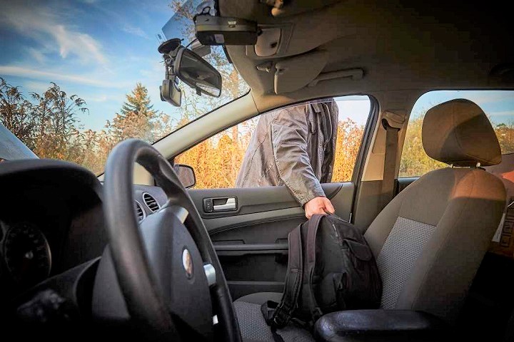 Le voleur a profité de l'absence de la conductrice pour dérober ses affaires dans sa voiture - Illustration © iStock