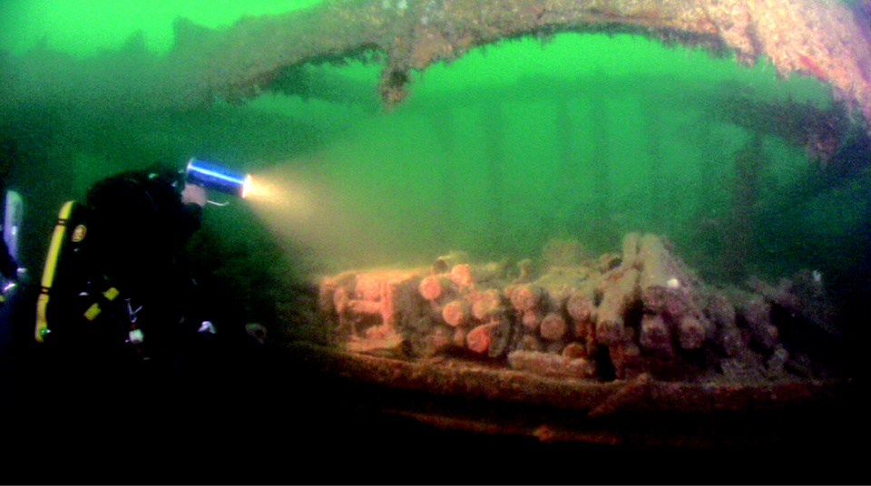 Dans l'épave qui rposait par 40 mètres de fond, les plongeurs-démineurs ont découvert 390 obus (Photo Marine nationale)