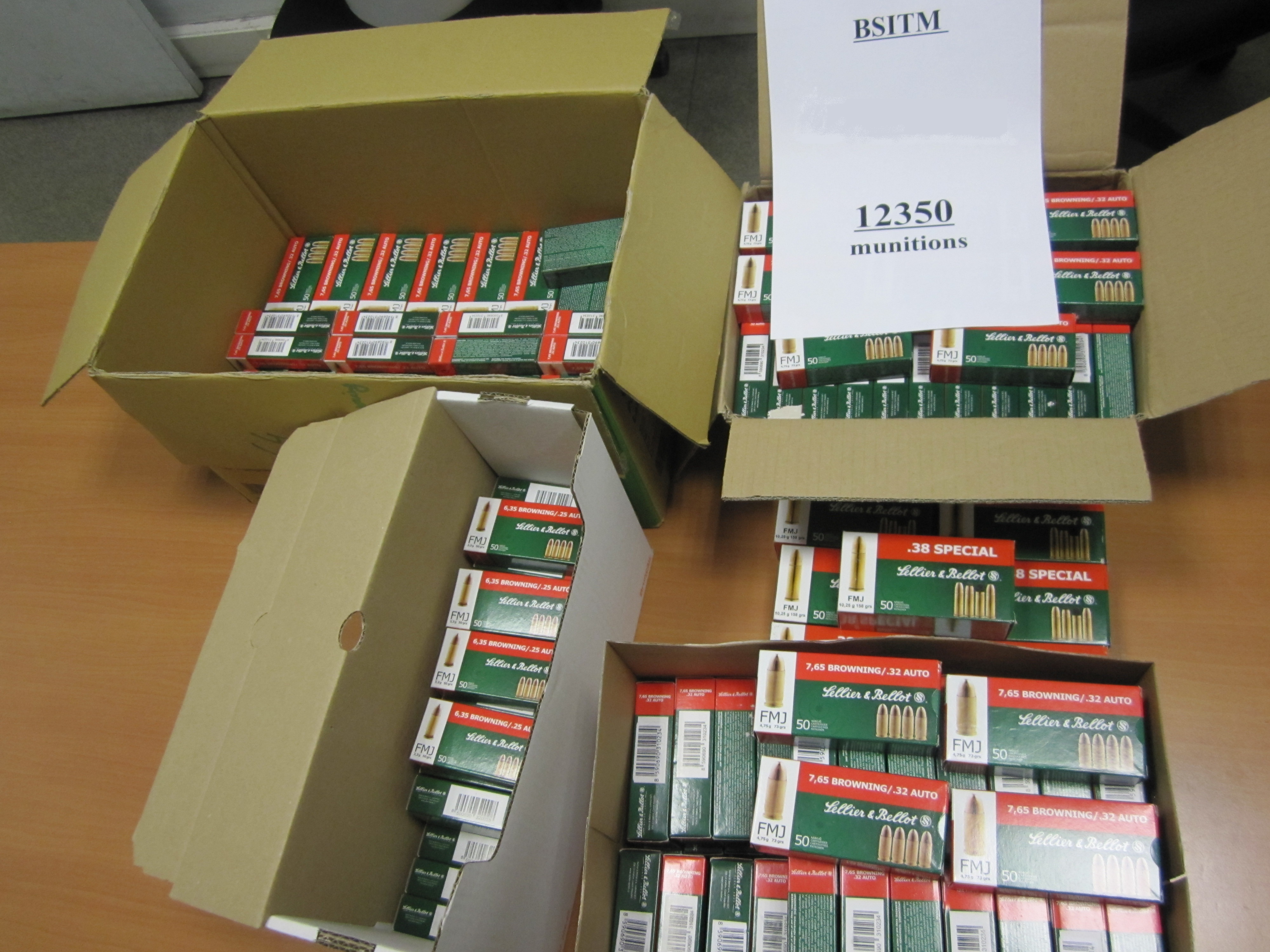 Les munitions étaient conditionnées dans des boites en carton (Photo Douane)