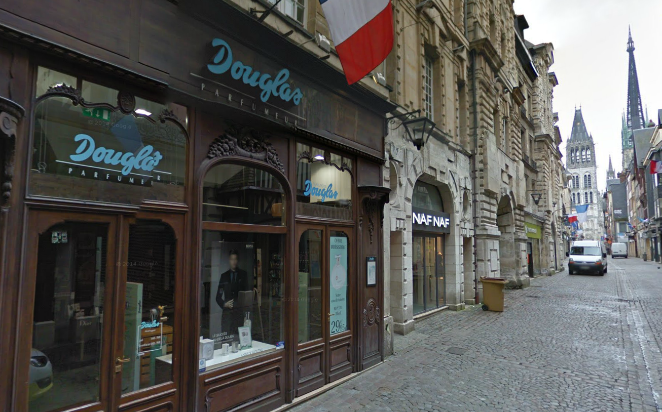 Les deux femmes qui avaient volé des flacons de parfum dans la boutique Douglas ont pu être identifiées et confondues grâce à la vidéosurveillance (@Google Maps)