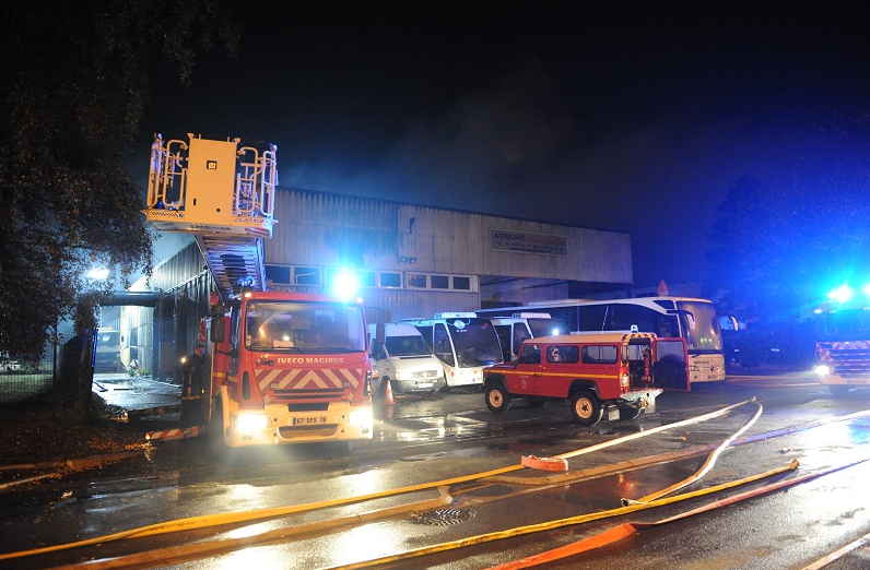 Cet incendie est une catastophe pour les Autocars Dominique, une entreprise fondée en 1971 : 9 de ses véhicules ont été détruits  (Photo Sdis78 / J. Cordeboeuf