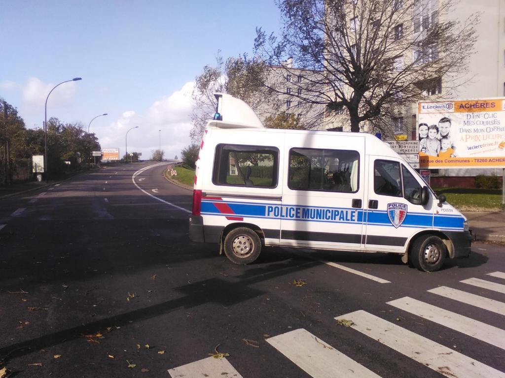 La police municipale de Poissy a mis en place une déviation le temps de l'intervention des secours (Photo @villepoissy via Twitter)