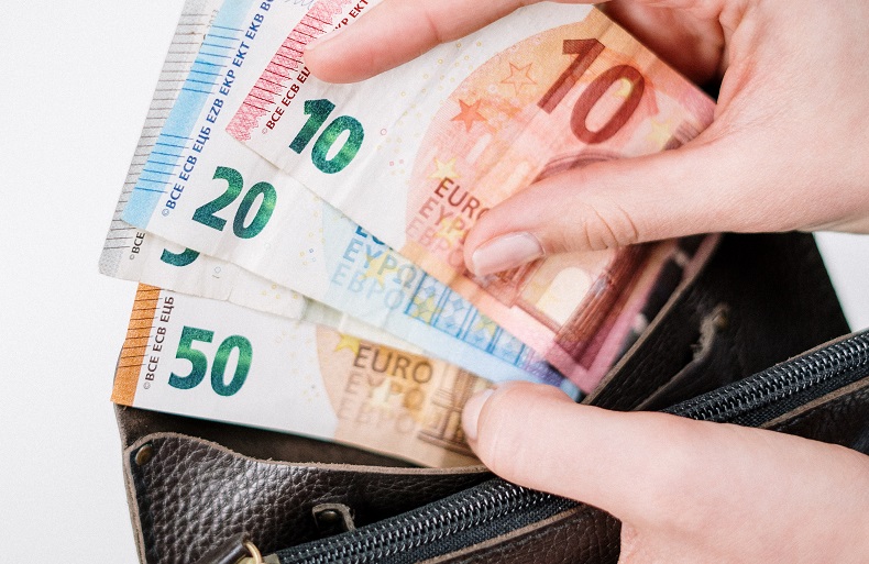 La vieille dame venait de retirer un peu d'argent au distributeur automatique - Illustration © Pexels