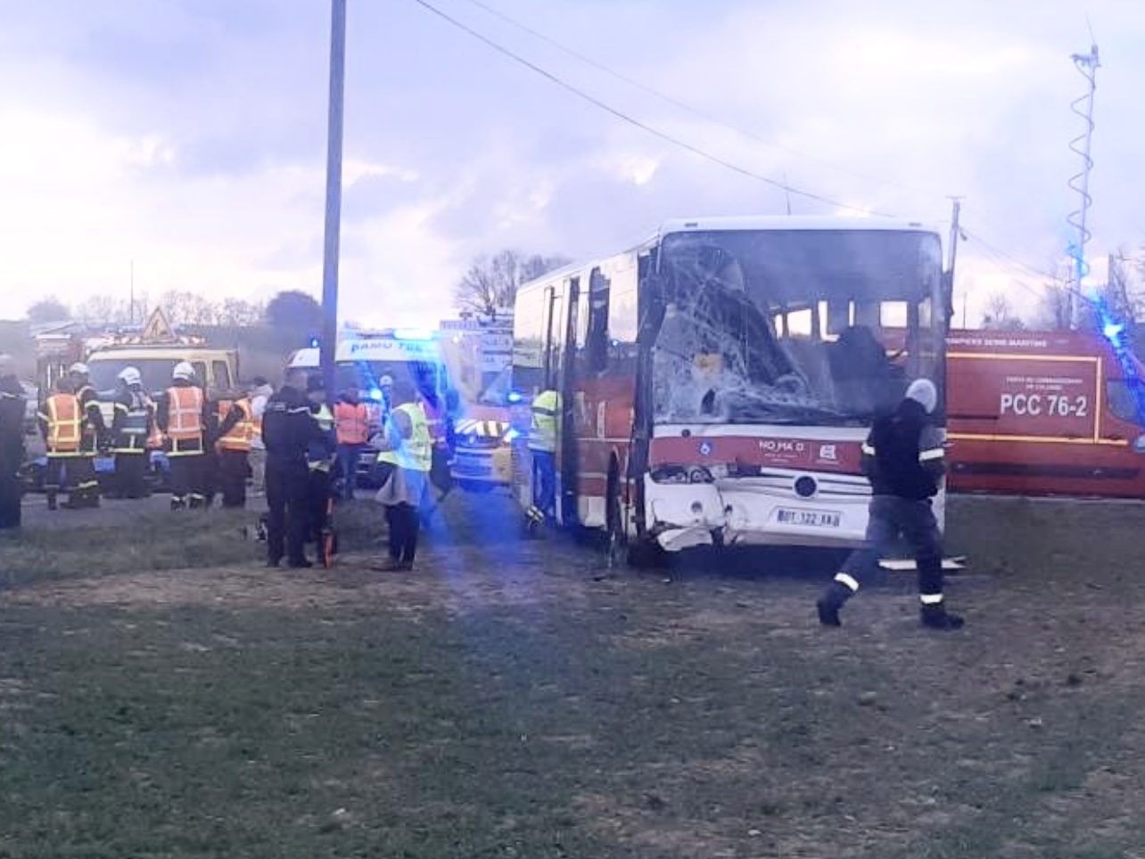 Aucune victime n'est à déplorer dans le bus qui transportait 16 adolescents - Photo © Sdis76