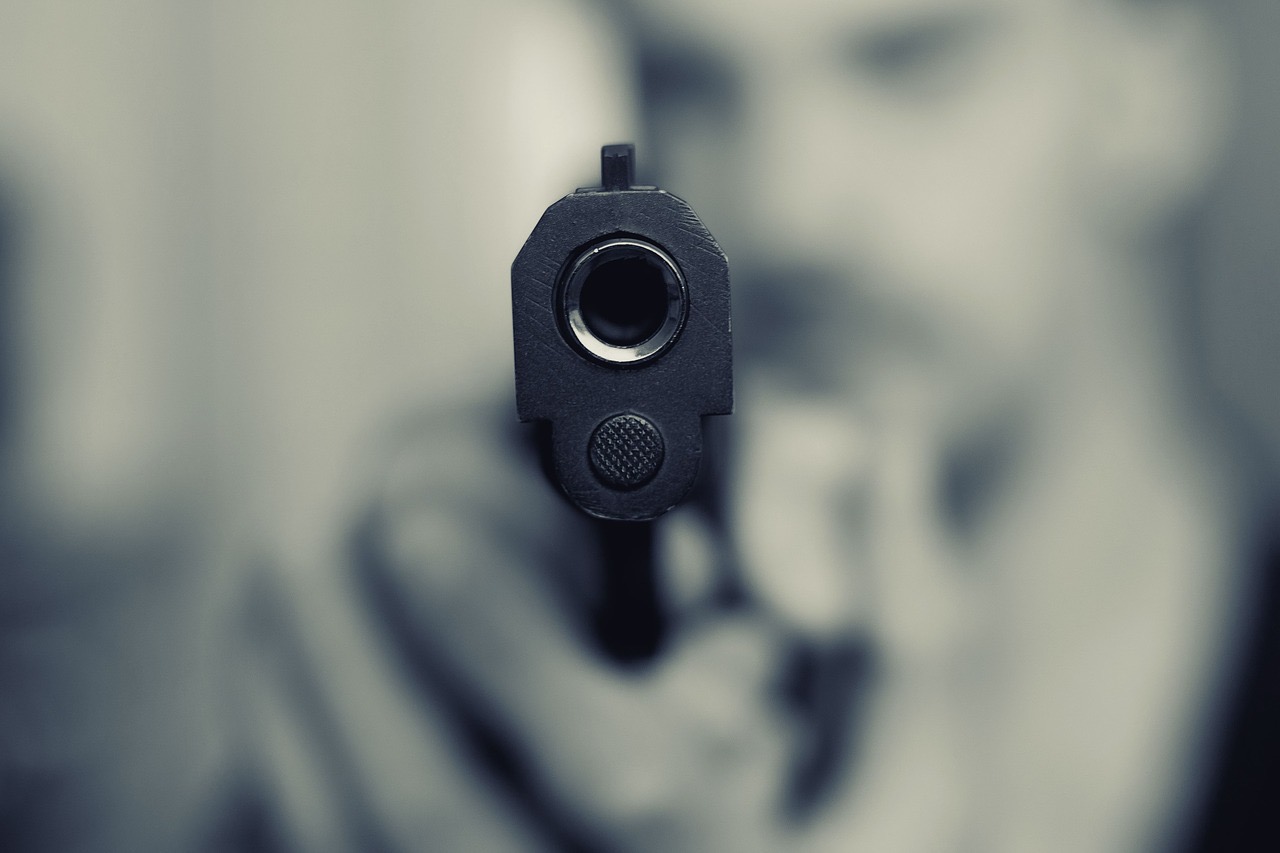 Le malfaiteur a pointé son arme vers la caissière. L'alarme s'est déclenchée au même moment ... - Illustration © Adobe Stock