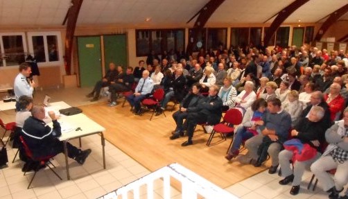 Quelque 200 habitants sont venus à la rencontre du capitaine de gendarmerie Patrick Weiss et du maire de Roumare, Josiane Lelèvre (Photo DR)