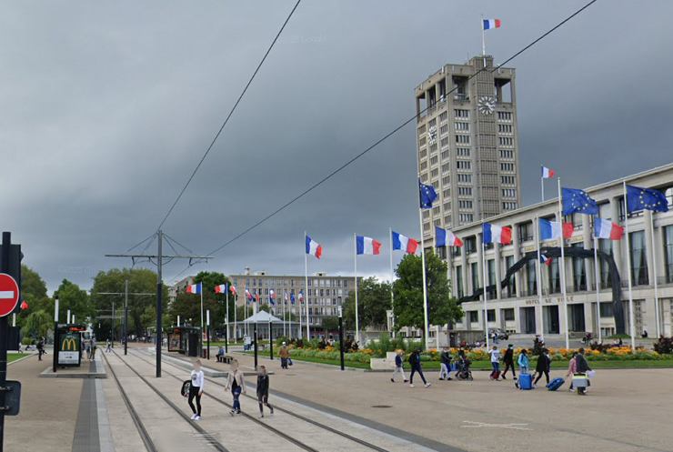 Lors d'un rassemblement contre le 49-3 devant l'hôtel de ville du Havre, deux hommes ont enflammés des objets sur les voies du tramway - illustration