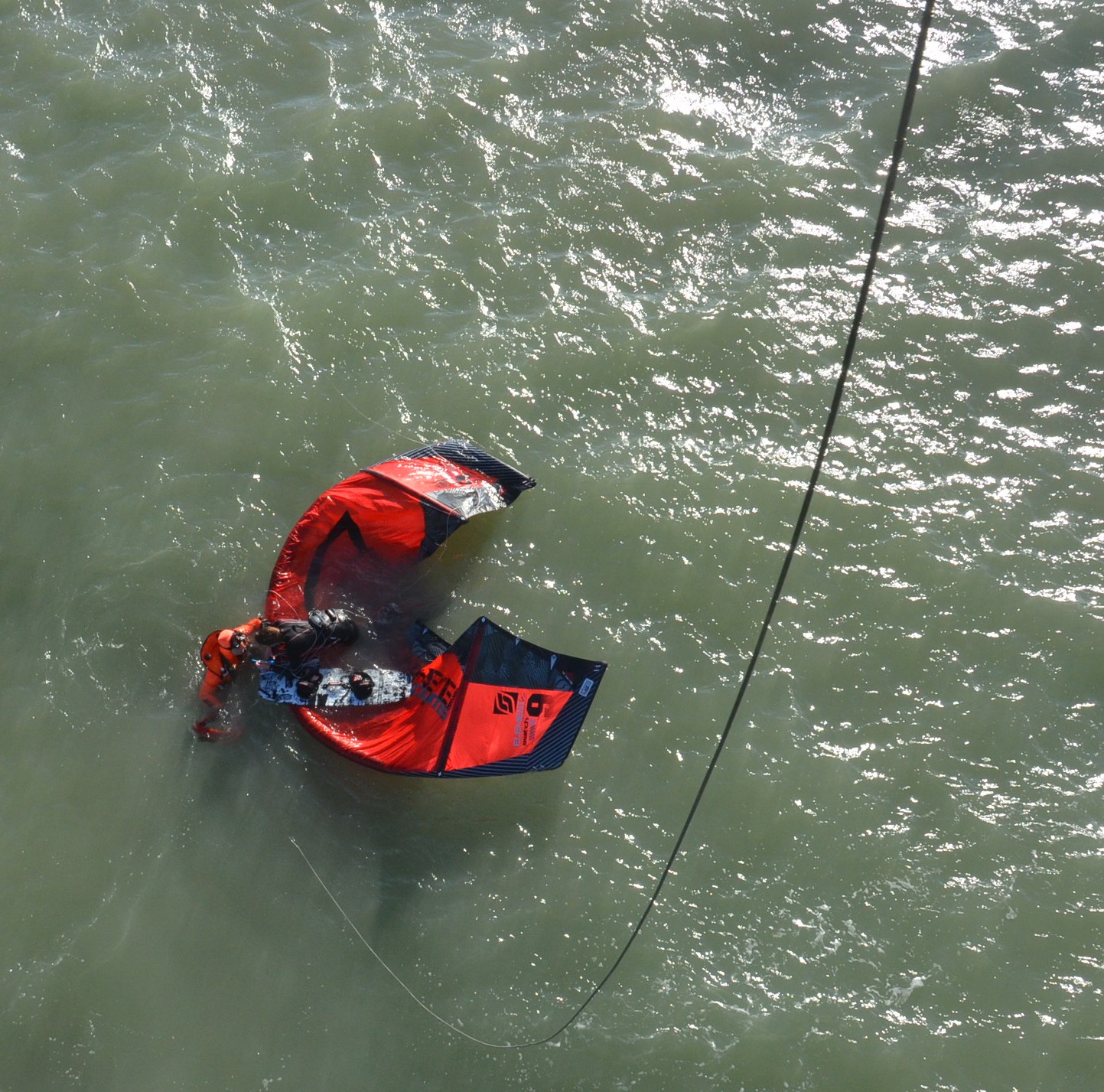 Intervention de treuillage par la Marine  nationale d'une kitesurfeuse à Sainte Cécile en début d'après-midi (Photo Marine nationale)