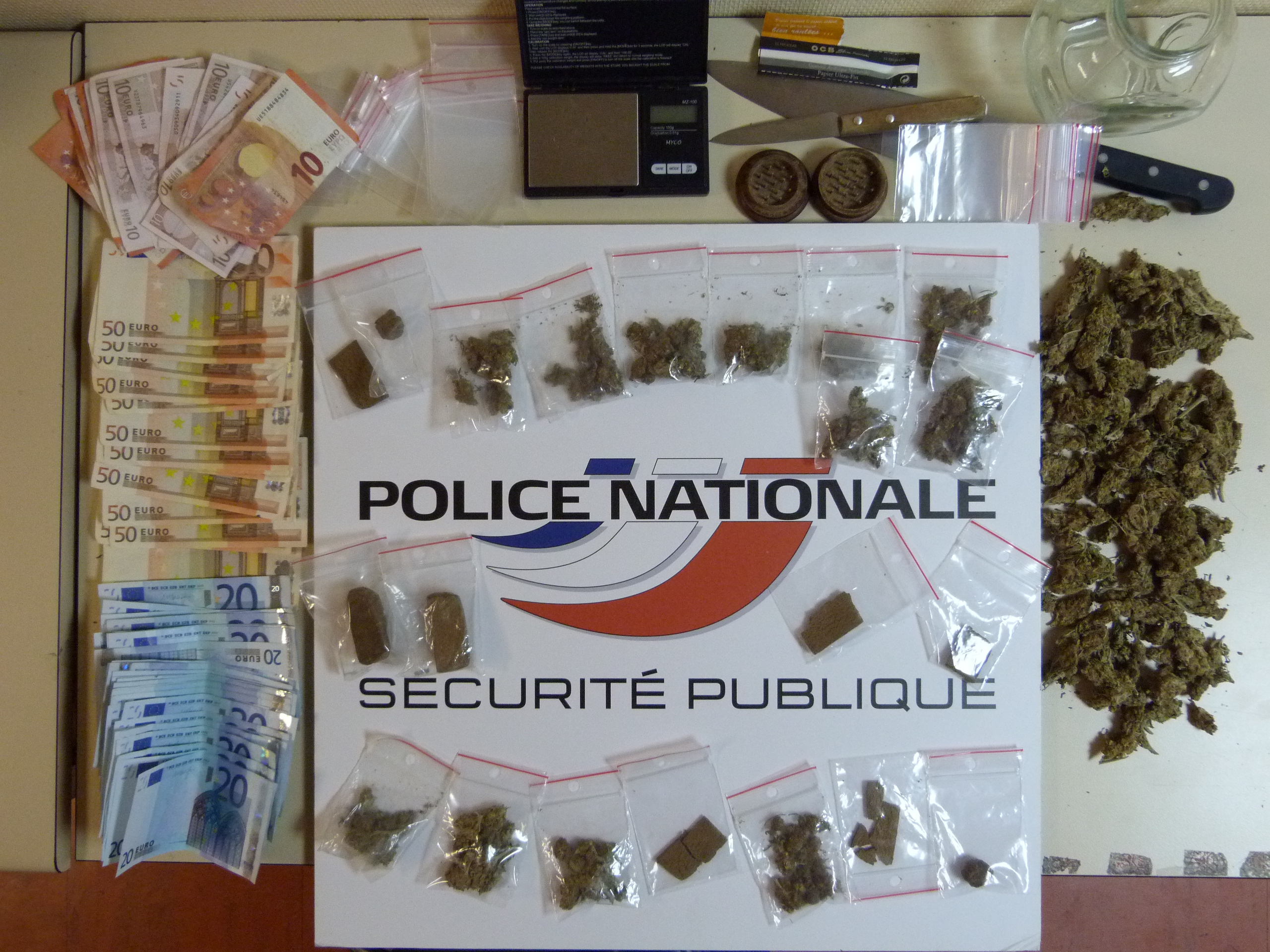 Au domicile du jeune homme à Oissel, les policiers ont découvert du cannabis, de l'argent dont la provenance est suspecte ainsi que le matériel nécessaire à un trafiquant (Illustration DDSP76)