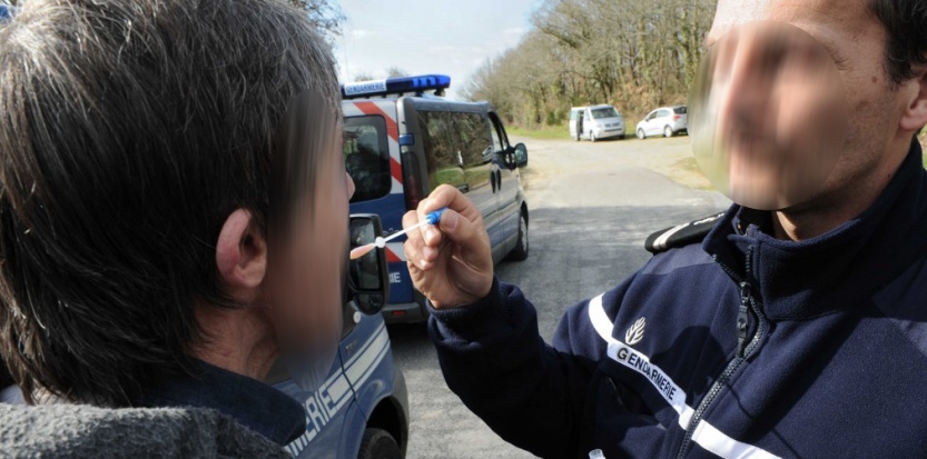 Le test salivaire permet de savoir immédiatement si le conducteur est sous l'emprise de stupéfiants (Photo d'illustration d'un dépistage)