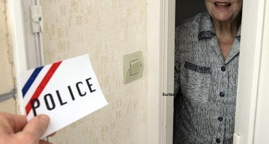 Les services de police appellent les personnes âgées à faire preuve d'une extrême vigilance envers les inconnus, y compris ceux qui se présentent en qualité de fonctionnaires de police ou d'agent des eaux. Ils ne doivent pas hésiter en aucun cas à composer le 17 (police-secours) sur leur téléphone (Photo d'illustration)