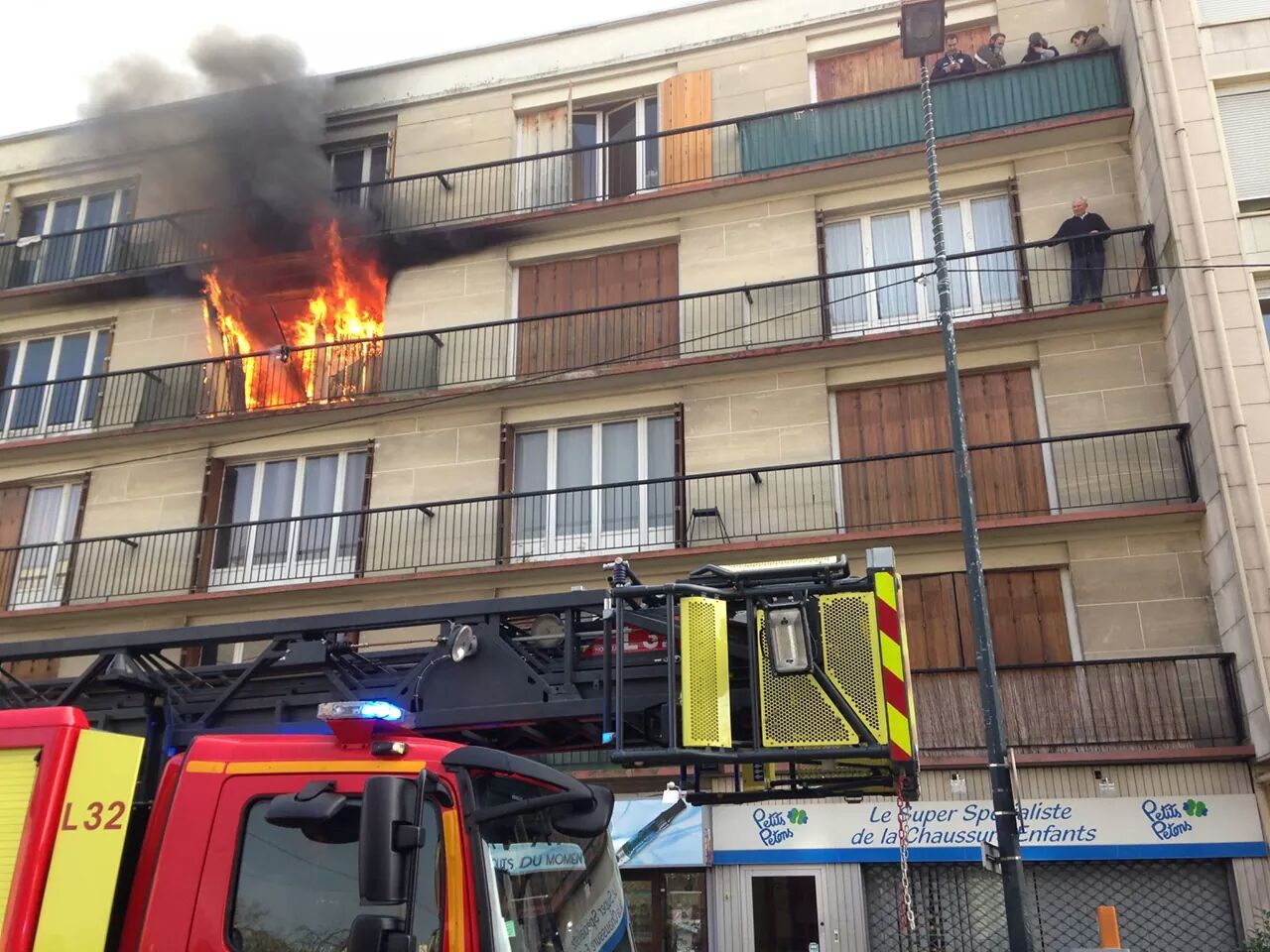 Une quarantaine de sapeurs-pompiers des Yvelines et du Val d'Oise ont été mobilisés. Les moyens engagés et la rapidité d'intervention ont permis d'empêcher le feu de se propager aux autres appartement (Photo  @Sdis78)