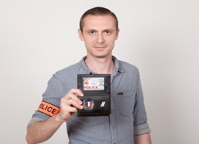 Voici une vraie carte de police : elle est imprégnée d'une puce électronique, a le format d'une carte de crédit et comporte deux photos d'identité du fonctionnaire (Photo Ministère de l'Intérieur)