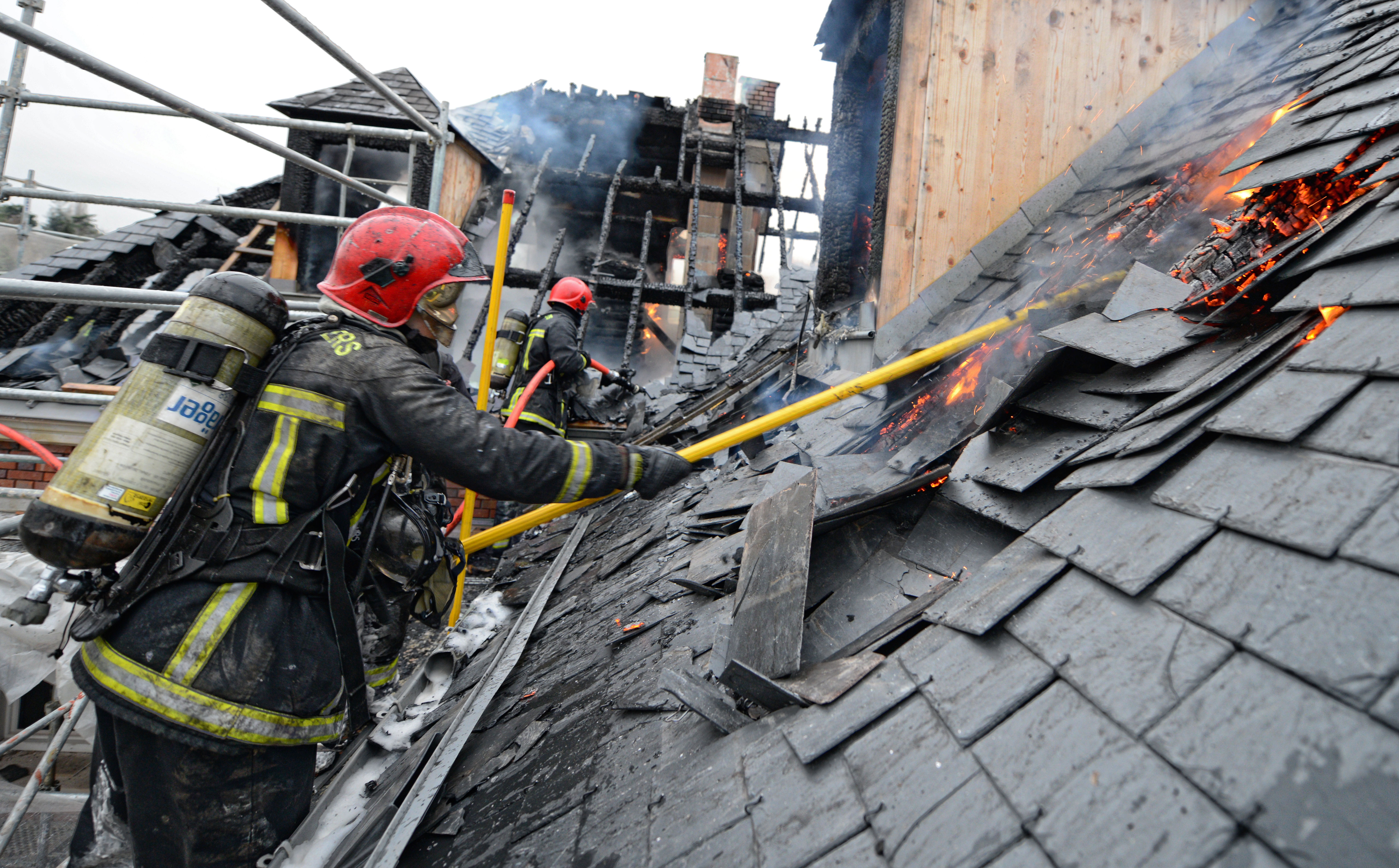 pompiers ont été engagés au plus fort de l'intervention. La toiture et les combles de la maison ont été entièrement détruites par les flammes (Photo @R.Djebiri/SDIS 78)
