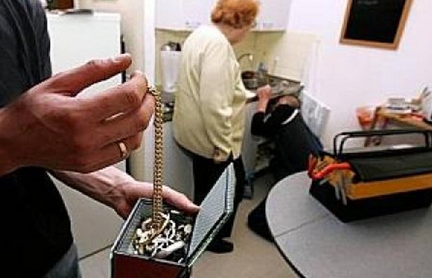 Le mode opératoire est souvent le même : l'un des individus détourne l'attention de sa victime, pendant que l'autre fouille la maison et dérobe bijoux et numéraires (Photo d'illustration)