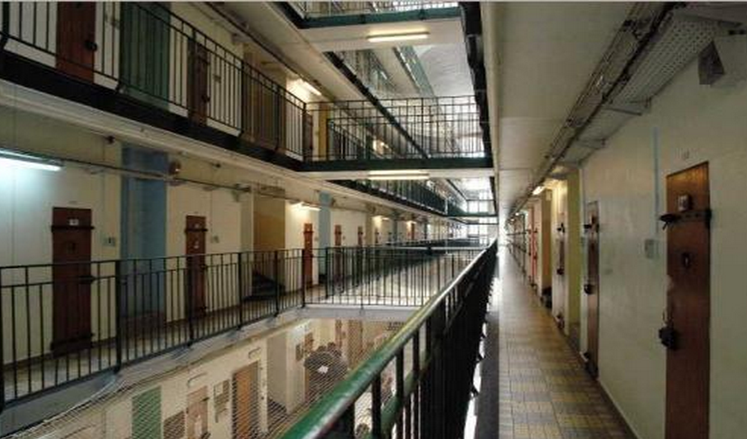 feu de poubelle a la prison de bois d arcy sept surveillants incommodes par les fumees