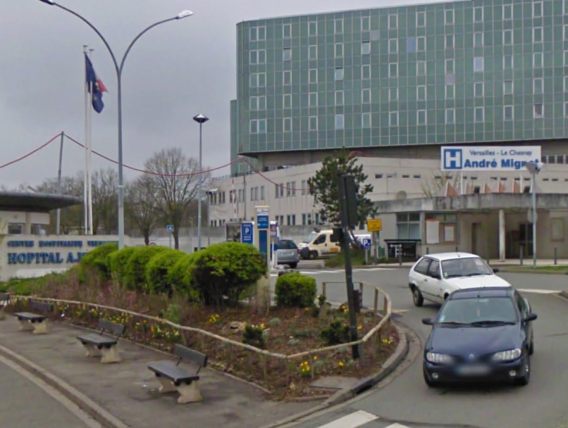 Pas de chance : l'ambulancier a grillé le feu rouge au moment où le véhicule de police sortait du centre hospitalier André Mignot (Photo d'illustration)