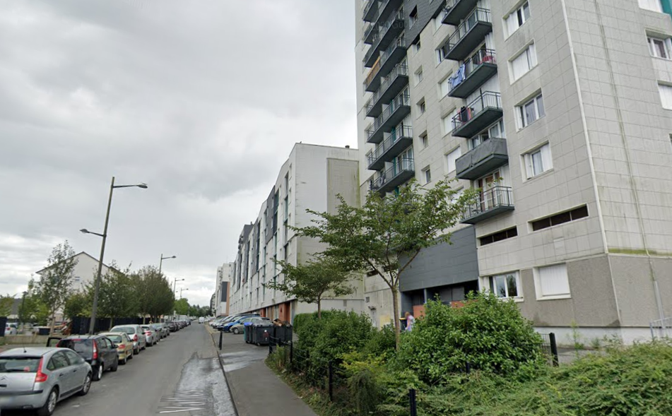 C'est dans un immeuble de la rue Jules-Vallés, dans le quartier de Caucriauville  que l'homme a sauté dans le vide depuis son balcon au deuxième étage - Illustration © Google Maps