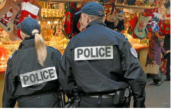 La présence de policiers aux heures d'affluence dans les rues commerçantes et les centres commerciaux est renforcée pour les fêtes (Photo d'illustration)
