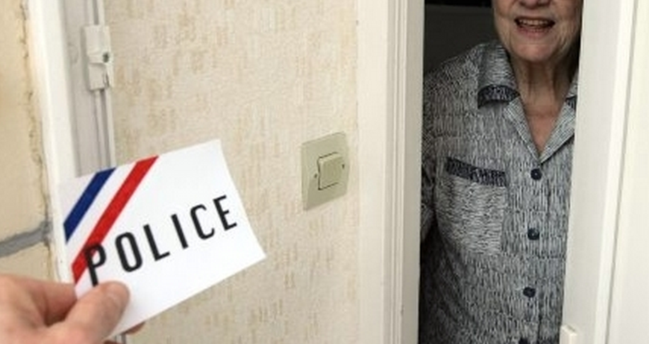 La direction dépatrtementale de la sécurité publique (DDSP) conseille fortement aux personnes âgées de ne pas laisser entrer des inconnus dans leur domicile sous quelque prétexte que ce soit, y compris lorsqu'ils se réclament d'un service de police ou de tout autre service (Photo d'illustration)