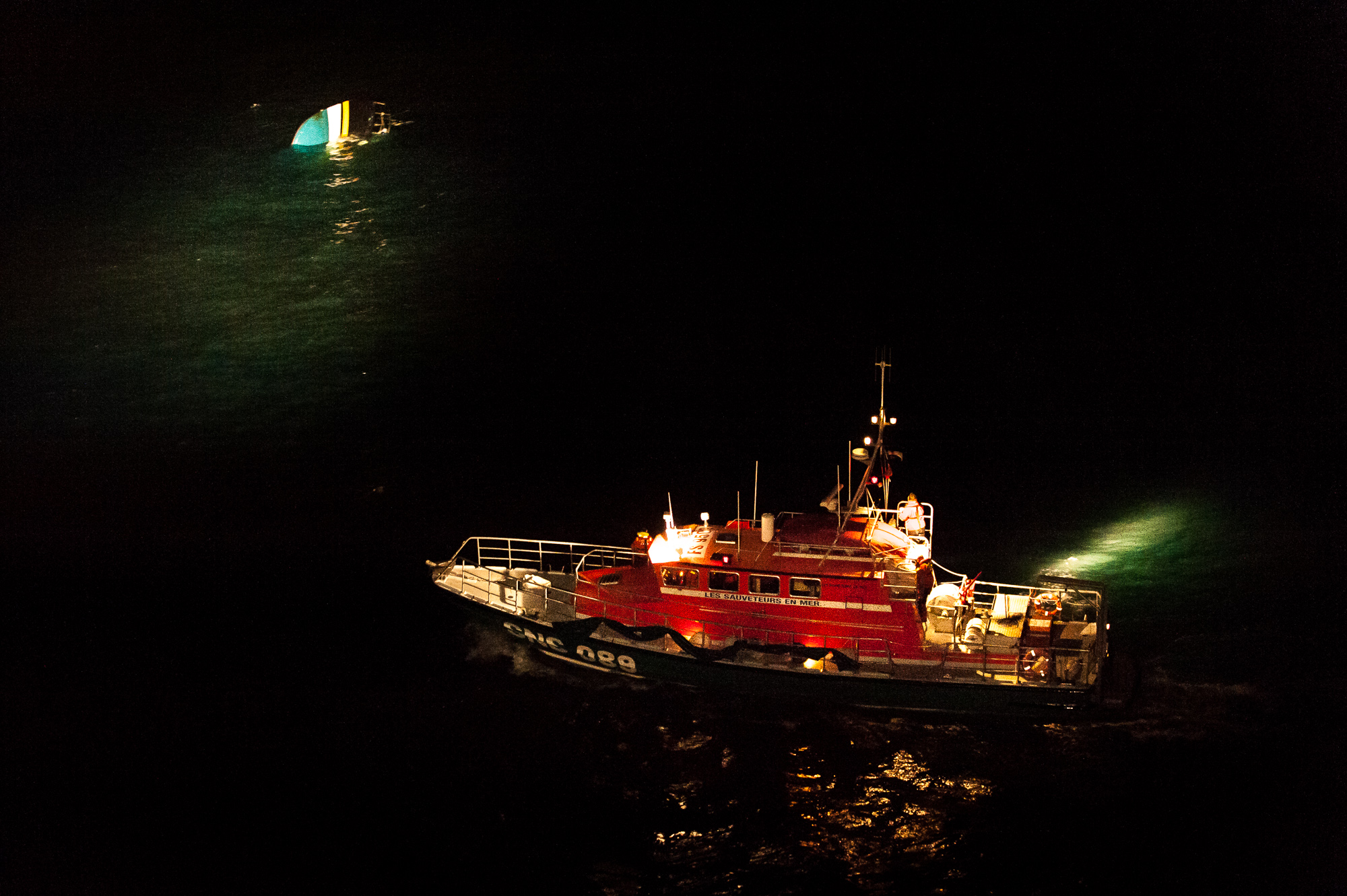 Lors de l'intervention des secours cette nuit (Photo S. Richard/Marine nationale)