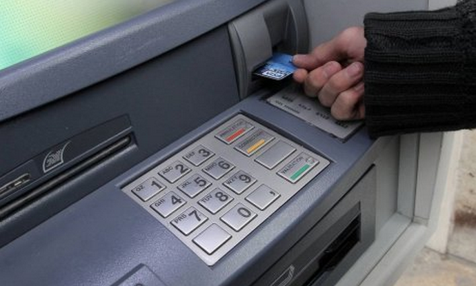 Le jeune homme a d'avord utilisé la carte bancaire dans des distibuteurs automatiques, puis s'en est servi dans quatre magasins de Louviers (Photo d'illustration)