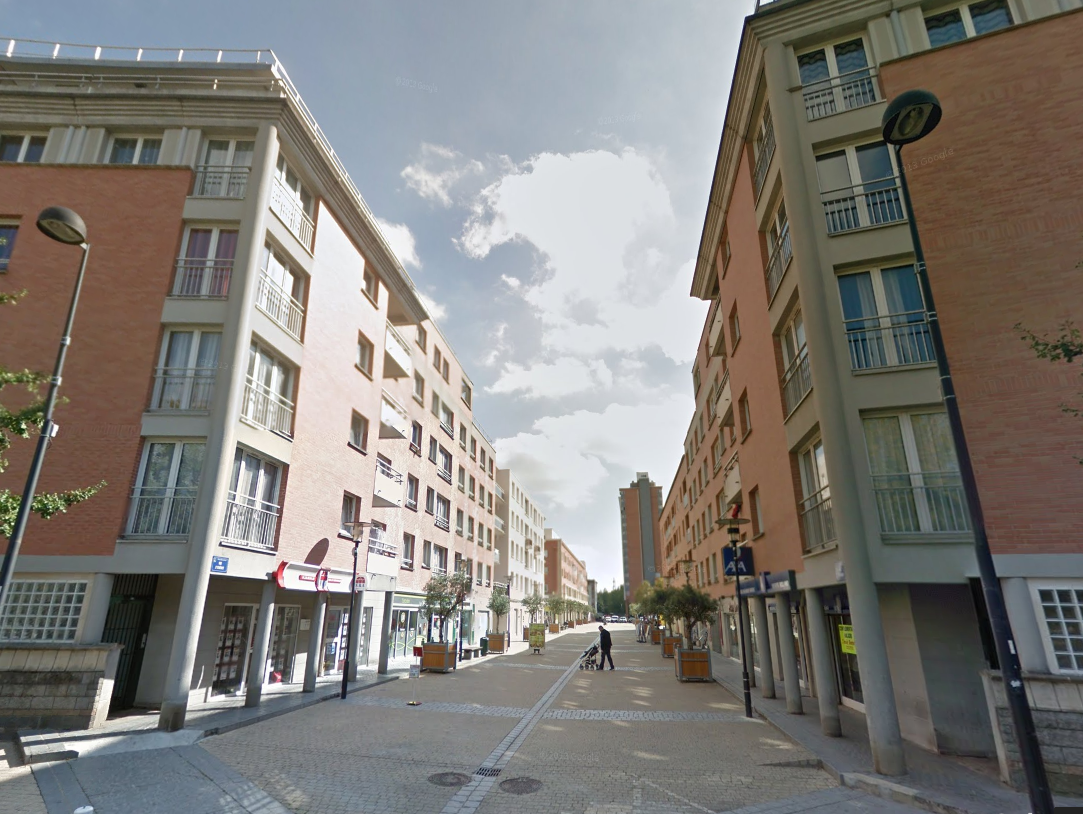 L'enfant est tombé du balcon d'un appartement situé dans un immeuble de la rue d'Athènes, à Elancourt (Photo d'illustration)