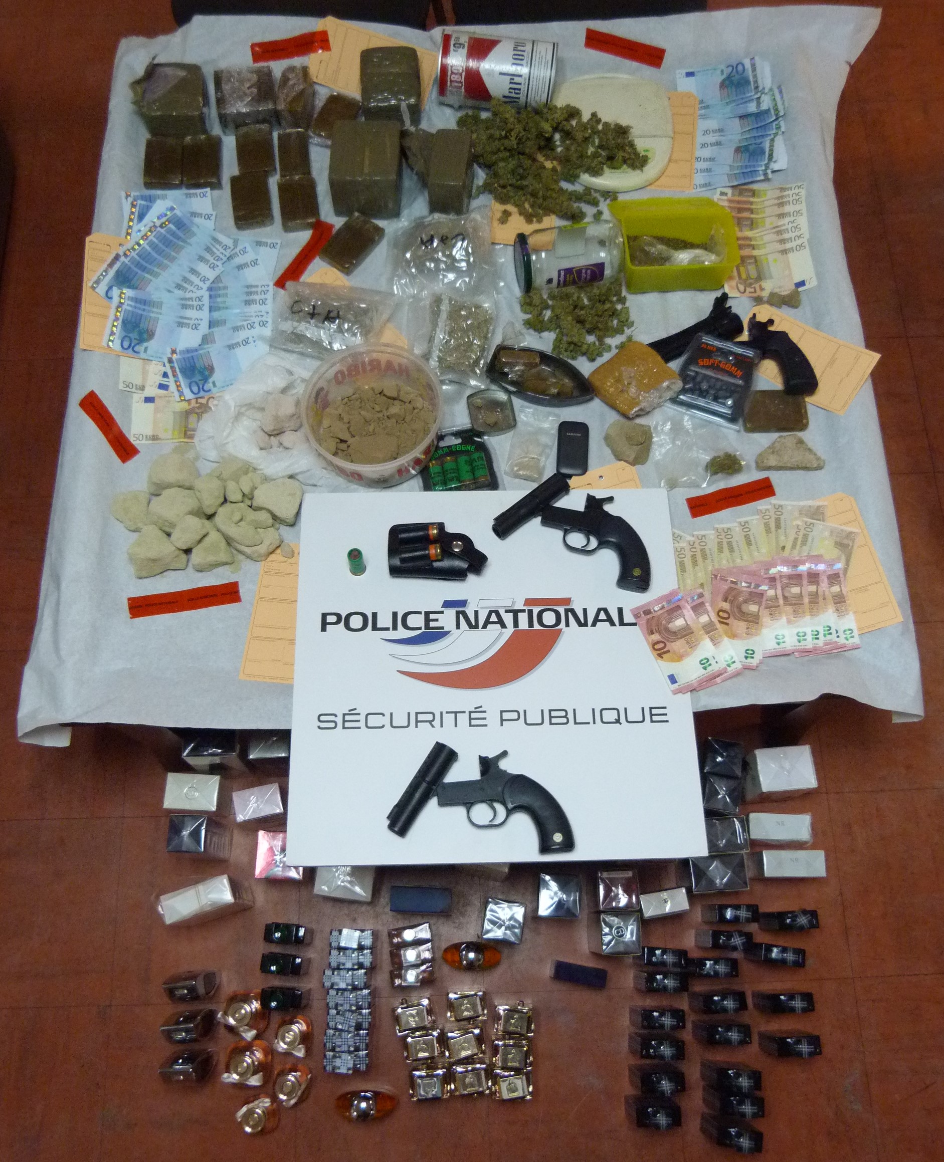En perquisitionnant l'appartement du voisin irascible, les policiers sont allés de découverte en découverte : stupéfiants, argent liquide, armes de poing ... (Photo DDSP76)