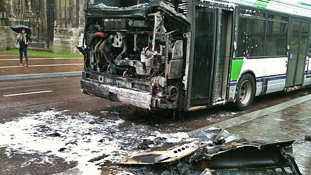 Le 4 novembre 2013, un autobus de la TCAR avait été fortement endommagé place de l'hôtel de ville à Rouen, à la suite d'un feu de moteur (Photo France 3 Haute-Niormandie)