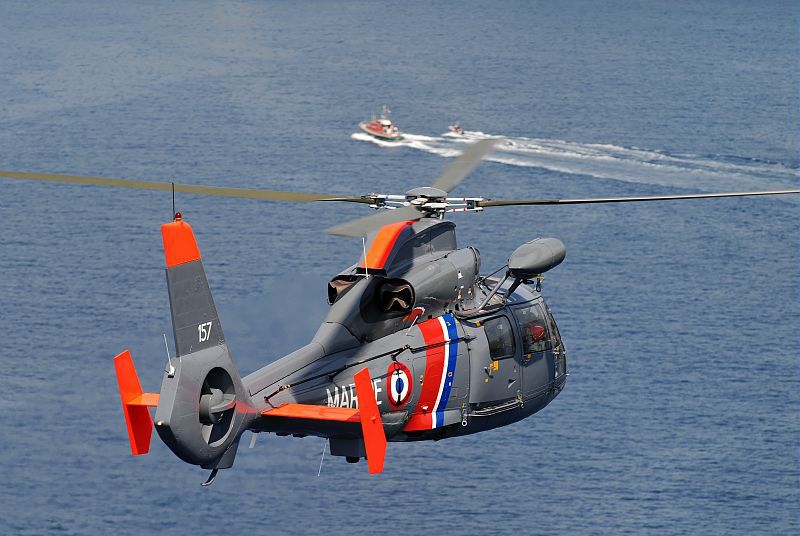 L'hélicoptère Dauphin de la Marine nationale est engagé dans les recherches (Photo Marine nationale)